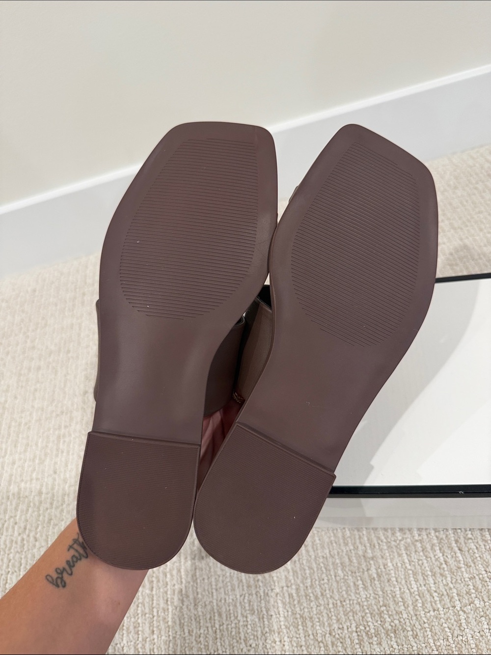 Steve Madden Thea • Brown Leather Double-strap Toe Ring Slides with Gold Accent - Picture 4 of 5